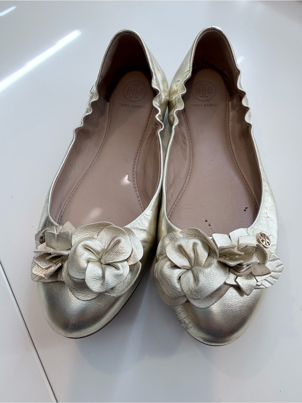 Women’s Tory Burch Metallic Gold Leather Floral Ballet Flats size 9